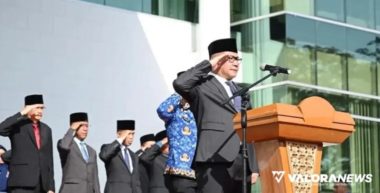 Wali Kota Bukittinggi, Ramlan Nurmatias jadi Irup peringatan Hari Sumpah Pemuda ke-97 di halaman Balai Kota Bukittinggi, Selasa. (humas)