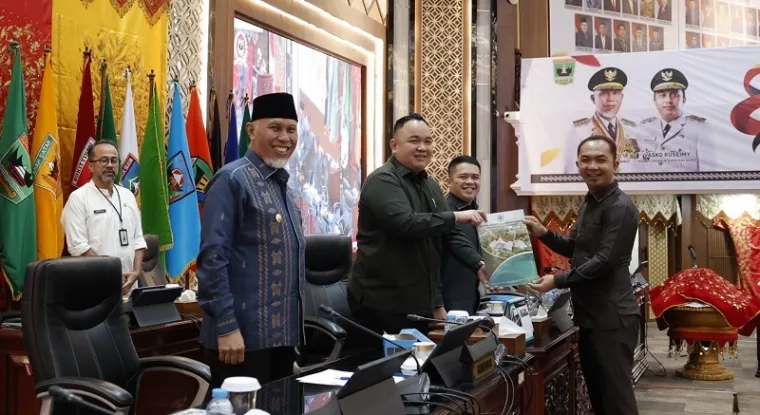 Juru bicara Fraksi Nasdem DPRD Sumbar, Salamat Simamora serahkan pandangan umum fraksinya pada pimpinan sidang, dalam rapat paripurna DPRD Sumbar dengan agenda pandangan umum fraksi terhadap Ranperda APBD Sumbar Tahun 2026, Jumat. (humas)