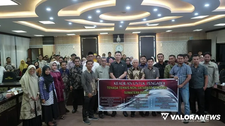 Forum Tenaga Teknis Non Database Provinsi Sumbar foto bersama dengan pimpinan Komisi V DPRD Sumbar, usai saat menyampaikan aspirasi tentang peluang jadi PPPK, Kamis. (humas)