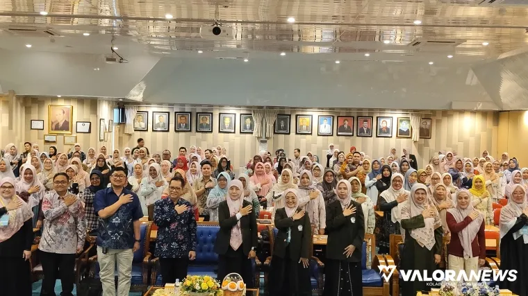 Para Peserta Seminar Nasional Mental Health Berfoto Bersama Panitia dan Narasumber (*)