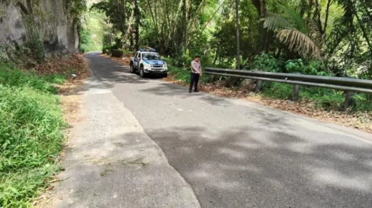 Anggota Satlantas Polresta Bukittinggi saat oleh TKP. (Dok. Satlantas Bukittinggi)