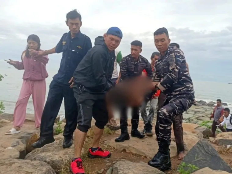 Remaja bernama Marcel (17) yang hilang ditelan ombak di Pantai Padang akhirnya ditemukan Tim SAR gabungan dalam kondisi meninggal dunia, Senin pagi. (Dok. Basarnas Padang)