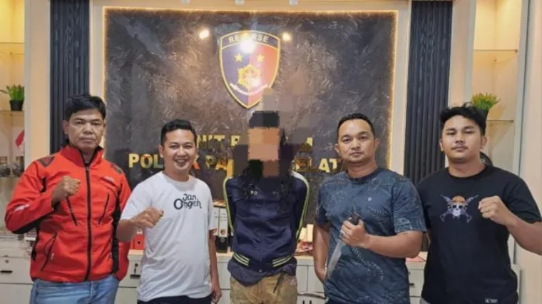Pelaku yang diamankan oleh jajaran Polsek Padang Selatan (Dok. Polsek Padang Selatan)
