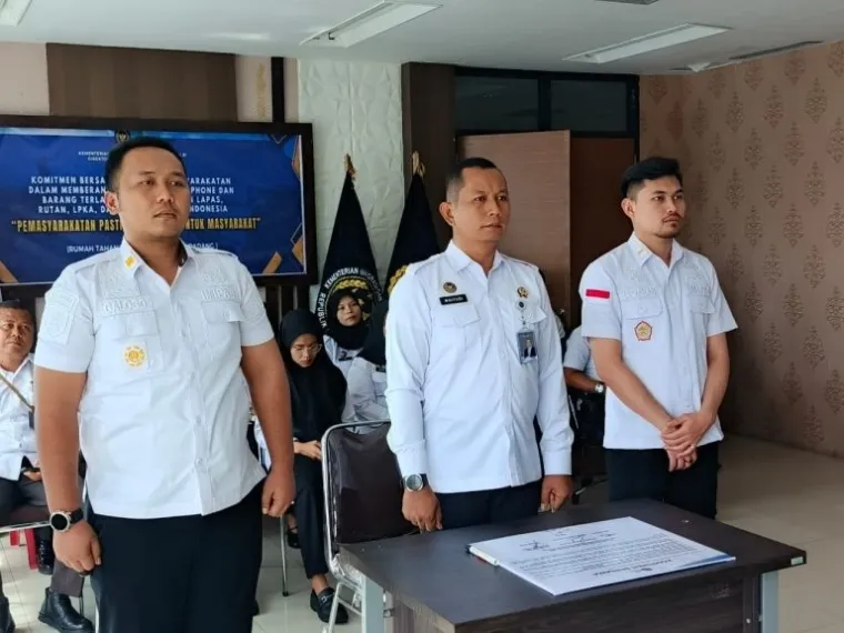 Jajaran Rutan Padang melakukan penandatanganan komitmen bersama yang diselenggarakan serentak di seluruh Indonesia. (Dok. Humas Rutan Padang)