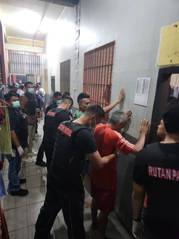 Pelaksanaan Razia Gabungan di Rutan Kelas IIB Padang, Jumat (10/10/2025)