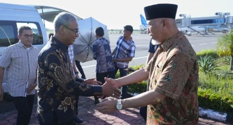 Muhibbudin Selaku Kajati Sumbar yang baru di sambut oleh Gubernur Sumbar Mahyeldi di BIM. (Dok. Adpim Pemprov Sumbar)