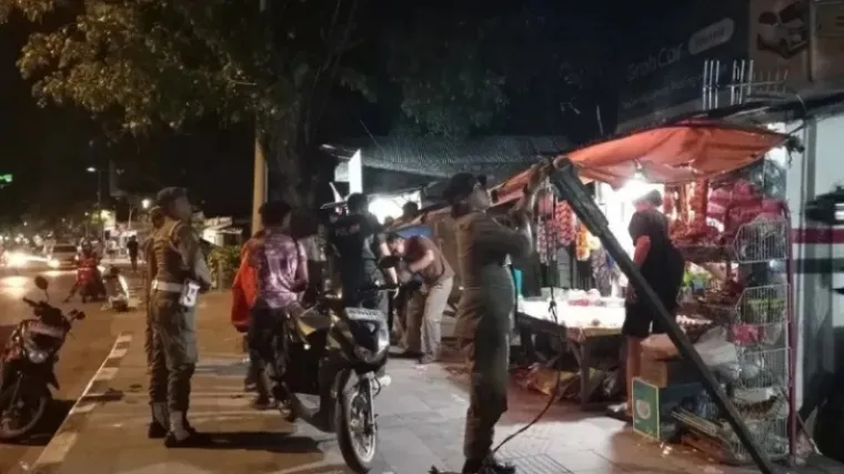 Personil Satpol PP Padang saat menertibkan lapak PKL yang berjualan di trotoar. (Dok. Satpol PP Padang)