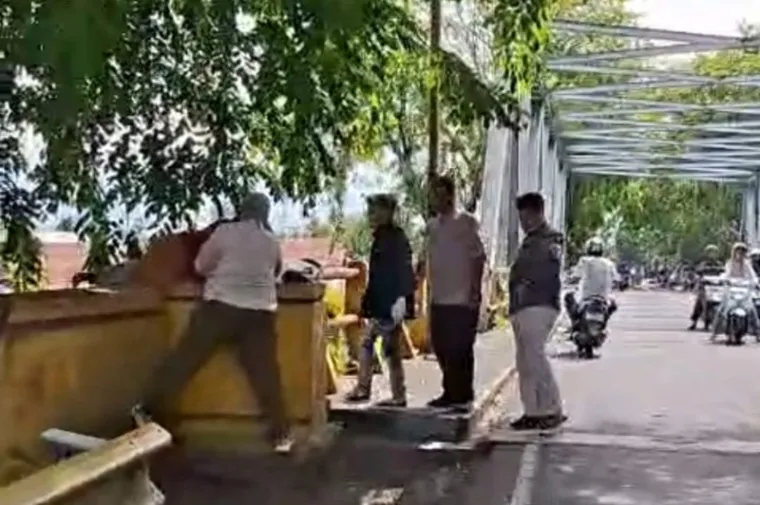 Personil Satpol PP Padang saat mengamankan wanita terlantar. (Dok. Humas Satpol PP Padang)