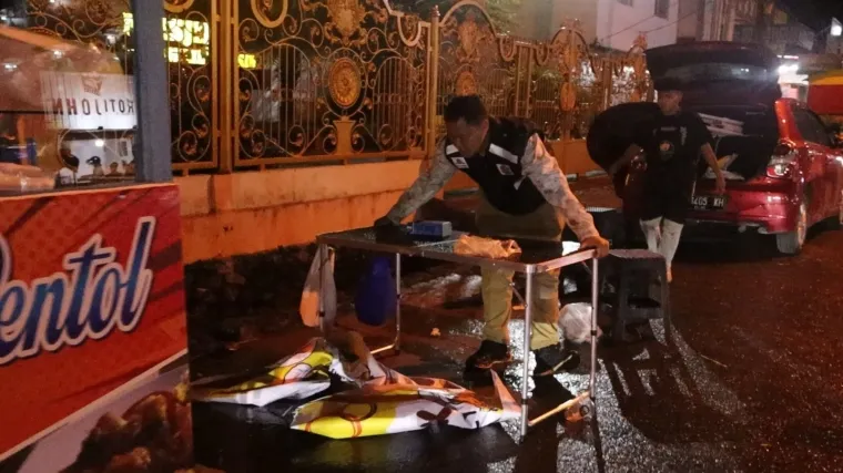 Satpol PP Padang menertibkan lapak PKL yang menggunakan fasum di sepanjang jalan protokol (Dok. Satpol PP Padang)