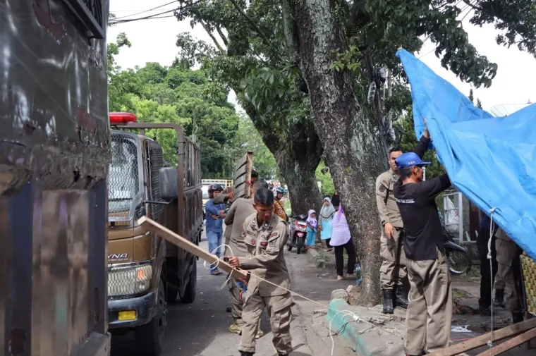 Satpol PP Padang saat menertibkan lapak PKL (Dok. Humas Satpol PP Padang)