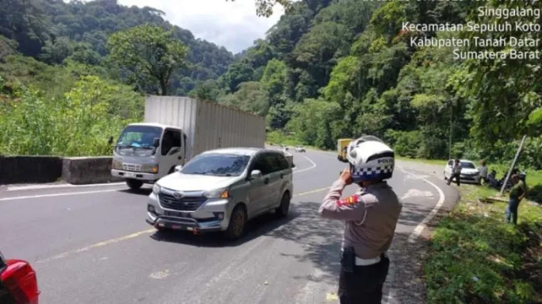 Anggota Satlantas Polresta Padang Panjang melakukan pengaturan jalan untuk mengurangi kemacetan (Dok. Satlantas Polres Padang Panjang)