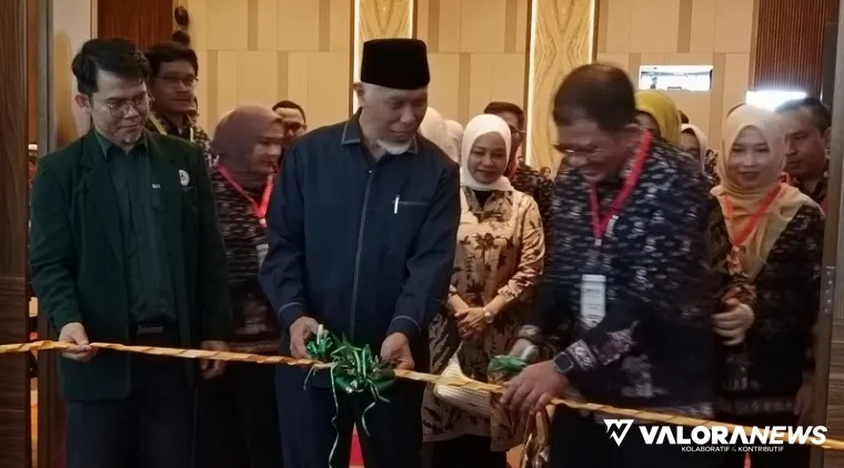 Gubernur Sumbar, Mahyeldi didampingi Ketua Kolegium Neurologi Indonesia, Prof Syahrul menggunting pita tandai dimulainya FINEST Tahun 2025 di Padang, Sabtu. (humas)