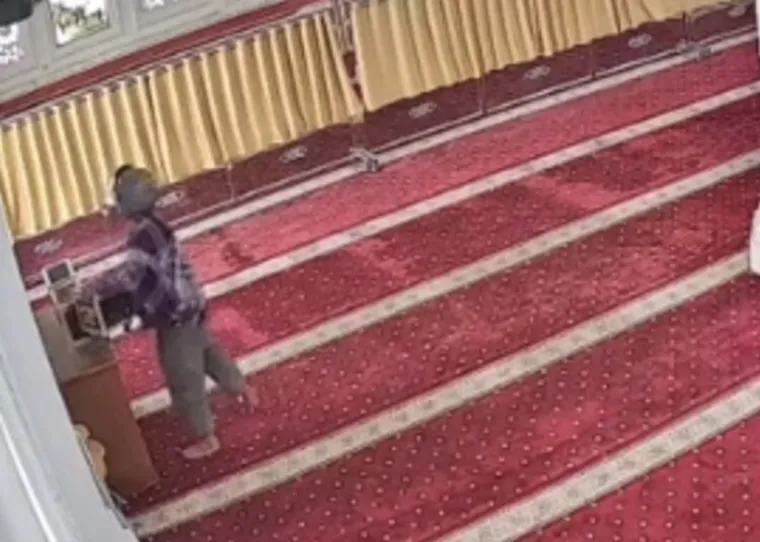 Aksi pencurian kotak amal di Masjid Raya Talang, Nagari Talang, Kecamatan Gunung Talang, Kabupaten Solok, terekam jelas oleh kamera pengawas (CCTV) (Dok. Ist)