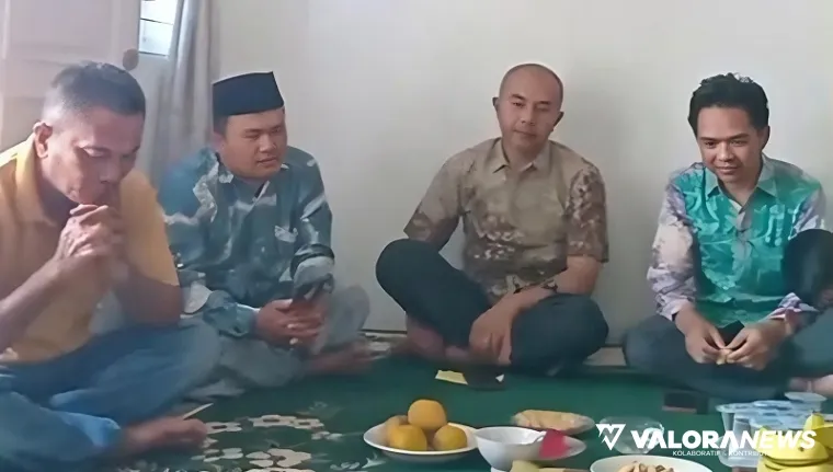 Ketua Umum KAMKA Sumbar, Jimmi Syah Putra Ginting (kanan) bersama anggota, saat pertemuan dua bulanan keluarga besar muslim Karo Sumbar di kediaman Jambur Sitepu, Ahad. (istimewa)