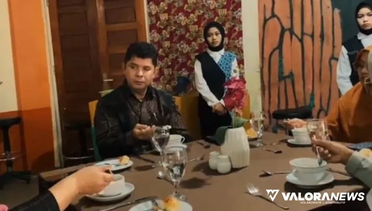 Siswa SMKS PB mempraktekan table manner yang digelar di sekolah itu, Jumat. (hamriadi)