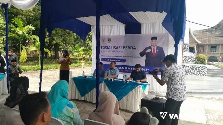 Wakil Ketua DPRD Sumbar, Nanda Satria sosialisasikan Perda tentang Pemberdayaan dan Perlindungan Koperasi dan UMKM di Halaman Museum Adityawarman di Belakang Tangsi Kota Padang, Sabtu. (humas)