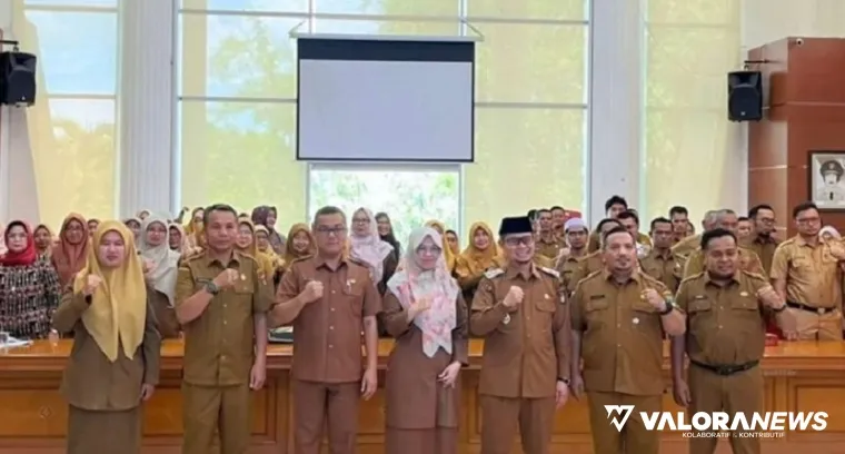 Wawako Bukittinggi, Ibnu Azis foto bersama dengan peserta Rakor Tim Percepatan Penurunan Stunting (TPPS) di Aula Balai Kota Bukittinggi, Selasa. (humas)