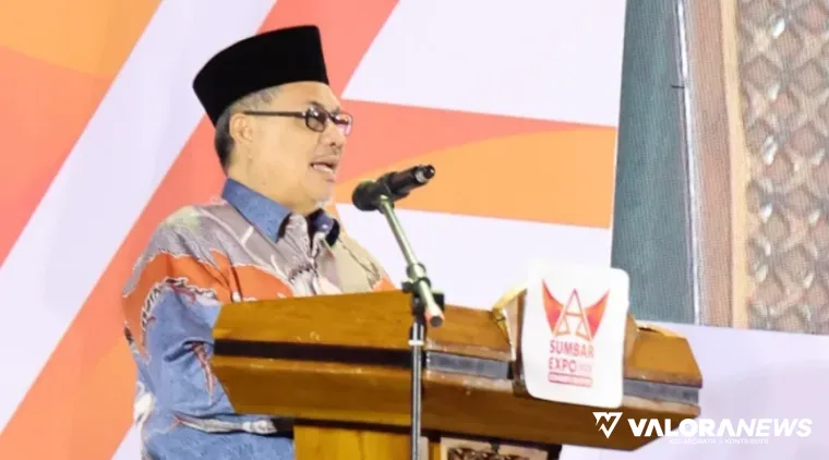 Ketua DPRD Sumbar, Muhidi memberikan sambutan pada kegiatan Sumbar Expo 2025, di Hotel Trumtum Padang, Senin. (humas)