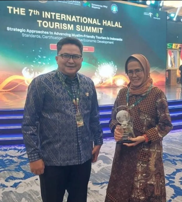 Kepala Perwakilan BI Sumatera Barat Mohamad Abdul Majid Ikram Bersama Kepala Dinas Pariwisata Sumbar Lila Yanwar Seusai Menerima Penghargaan, Rabu (8/10/2025)
