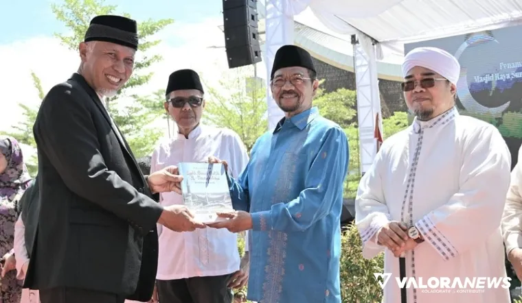 Gubernur Sumbar, Mahyeldi serahkan penghargaan pada mantan Mendagri sekaligus Gubernur Sumbar, Gamawan Fauzi di Komplek Masjid Raya Syech Ahmad Khatib Alminangkabawi, beberapa waktu lalu. (humas)