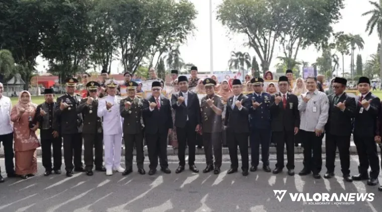 Ketua DPRD Sumbar, Muhidi foto bersama gubernur, wakil gubernur dan jajaran Forkopimda, usai peringatan Hari Sumpah Pemuda ke-97, di halaman kantor gubernur Sumbar, Selasa. (humas)
