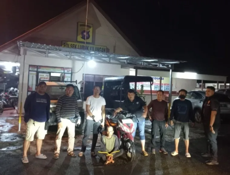 Pelaku saat diamankan tim Opsnal Polsek Lubuk Kilangan. (Dok. Polsek Lubuk Kilangan)