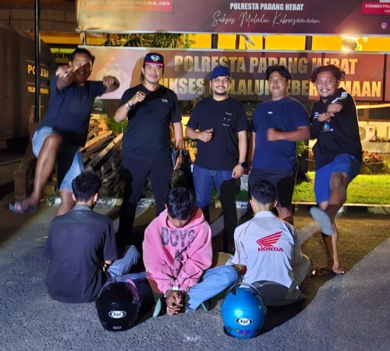 Ketiga pelajar pelaku pemerasan yang diamankan Tim Klewang. (Dok. Polresta Padang)