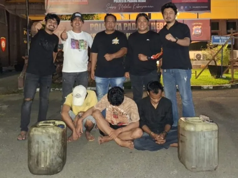Para pelaku pencurian bahan bakar minyak (BBM) dari truk-truk yang terparkir di Terminal Truk Bandar Buat, Lubuk Kilangan, Padang, Sumatera Barat diamankan Tim Klewang Polresta Padang. (Dok. Polresta Padang)
