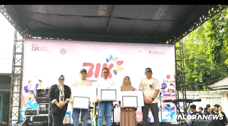 Kepala OjK Sumbar (Paling Kanan) Bersama Kepala Biro Perekonomian Provinsi Sumatera Barat Kuartini Deti Putri (Paling Kiri) Berfoto Bersama Pemenang TPAKD Award 2025, Pada Puncak Bulan Inklusi Keuangan 2025, Minggu (19/10/2205)