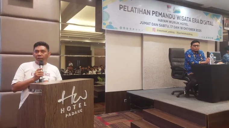 Kepala Dinas Pariwisata Kota Padang Yudi Indra Syani Saat Membuka Kegiatan Pelatihan Pemandu Wisata Era Digital, Jumar (17/10/2025)