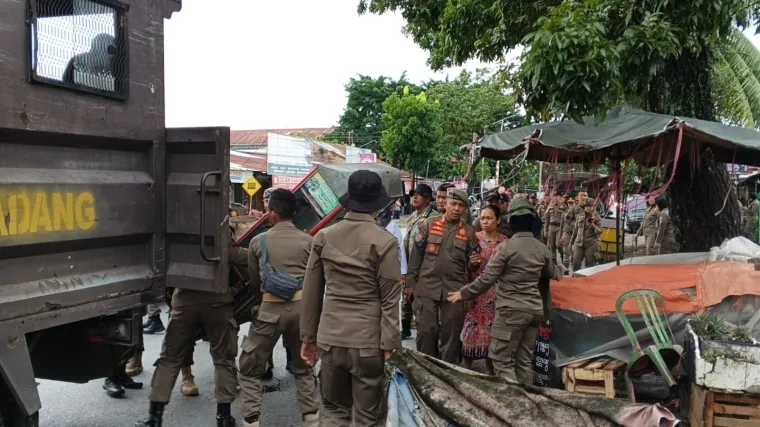 Petugas menertibkan sejumlah Pedagang Kaki Lima (PKL) yang menggunakan trotoar dan bahu jalan sebagai lapak dagangan di kawasan Jalan Jhoni Anwar, Kelurahan Lapai, Senin pagi. (Dok. Satpol PP Padang)