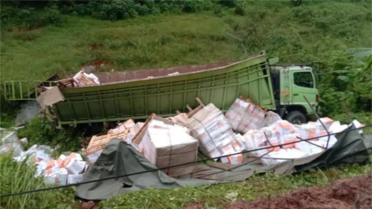 Keadaan truk yang terguling di Jorong Koto Panjang, Kenagarian Pangkalan, Kecamatan Pangkalan Koto Baru, Kabupaten Limapuluh Kota, Minggu pagi. (Dok. Polres 50 Kota)