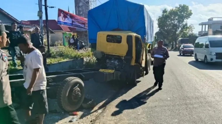 Kondisi truk yang mengalami kecelakaan karena pecah ban di Baso. (Dok. Satlantas Polresta Bukittinggi)