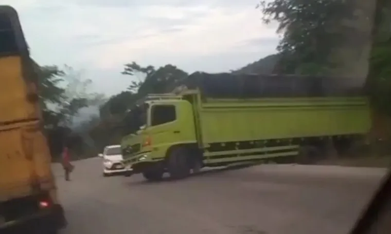 Kondisi truk yang melintang dijalan Sitinjau Lain, Rabu. (Dok. Ist)