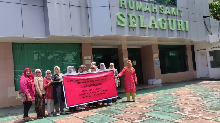Para Karyawan RS Selaguri Melakukan Eksekusi Terhadap Aset Rumah Sakit, Menuntut Pembayaran Hak Mereka yang Belum Dibayarkan Pihak Rumah Sakit (*)