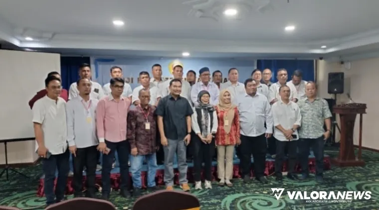 Ketua Jurusan Fikom UPN Veteran Yogyakarta, Dr Agung Prabowo bersama Mahmud Marhaba (ketum PJS) beserta penguji dan peserta, foto bersama usai pembukaan UKW di Medan, 17 Oktober 2025. (humas)