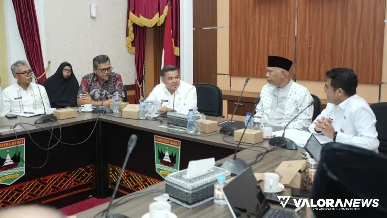 Gubernur Sumbar, Mahyeldi bersam Benni Warlis (Bupati Agam) beserta para pihak terkait, gelar rapat pembahasan tentang kemacetan di Pasar Padang Luar, Agam, Jumat. (humas)
