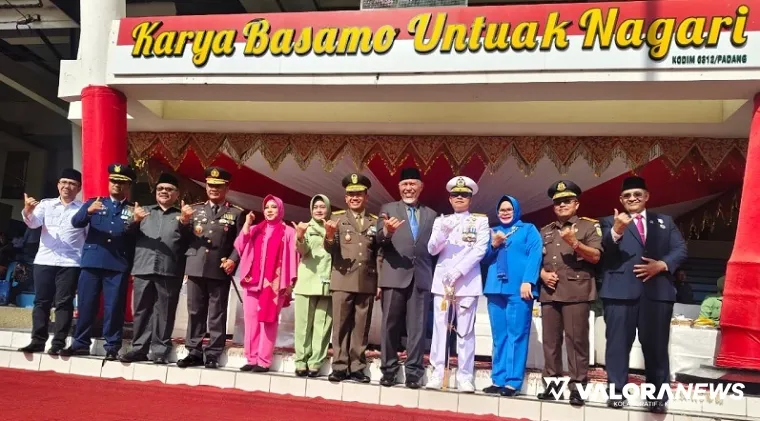 Gubernur Sumbar, Mahyeldi foto bersama dengan Kasdam XX/TIB, Brigjen TNI Heri Prakosa P Wibowo dan unsur Forkopimda lainnya, usai upacara HUT ke-80 TNI di Lapangan Imam Bonjol Padang, Ahad. (humas)