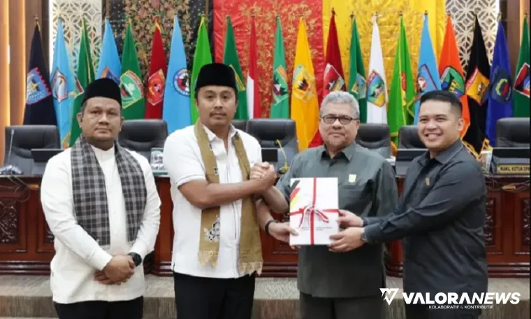 Ketua DPRD Sumbar, Muhidi didampingi M Iqra Chissa Putra (Wakil Ketua) menerima nota pengantar Ranperda APBD Tahun 2026 pada sidang paripurna, Selasa. (humas)