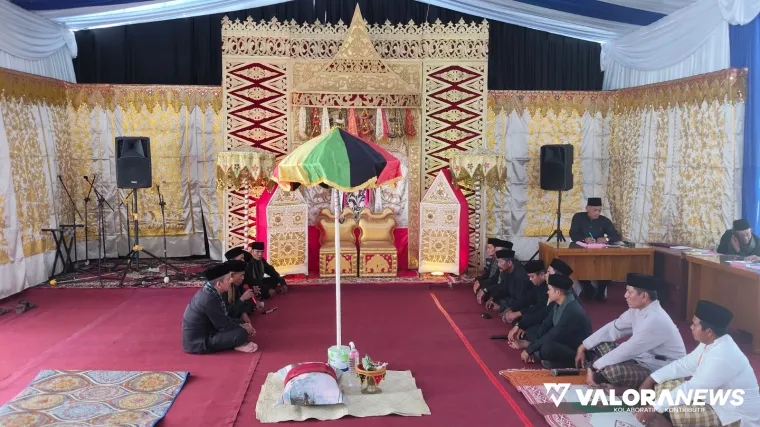 Batagak DiBawah Payuang, Salah Satu Tradisi yang Dibawakan Peserta Pada Festival Adat Kuranji 2025, Senin (13/10/2025)