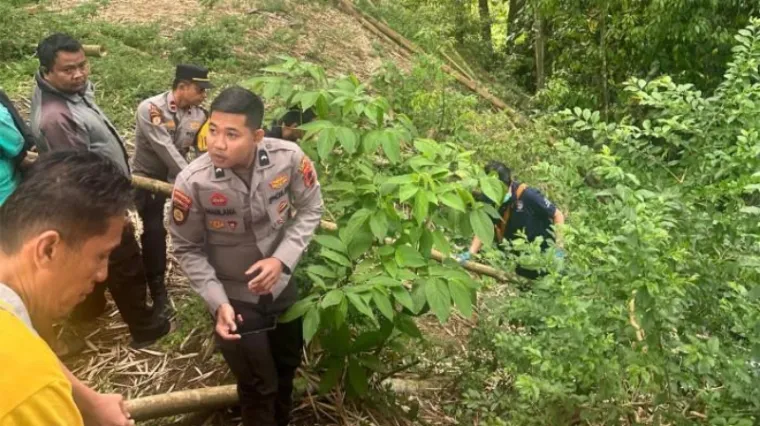Personil Polisi saat melakukan investigasi di TKP penemuan potonga tubuh bayi. (Dok. Polsek Kota Bukittinggi)