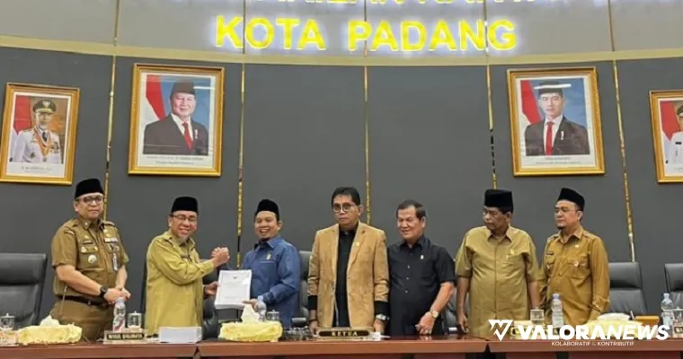 Ketua DPRD Padang, Muharlion didampingi para wakil ketua, Mastilizal Aye, Osman Ayub dan Jufri terima hantaran Rancangan APBD 2026 dari Wawako Padang, Maigus Nasir dalam rapat paripurna, Senin. (humas)
