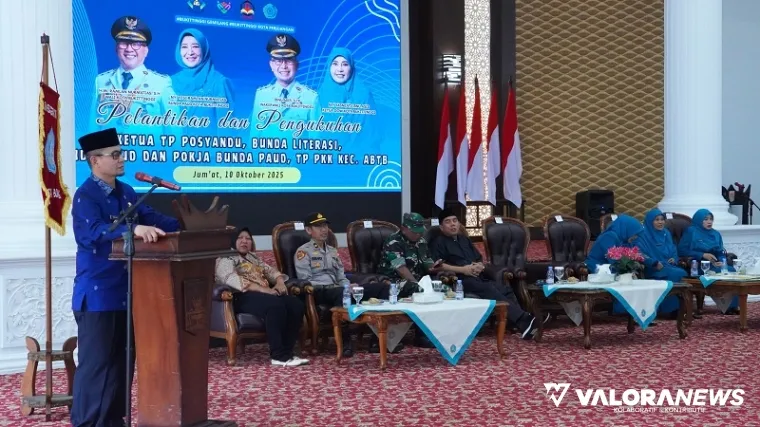 Wakil Wali Kota Bukittinggi, Ibnu Asis, kukuhkan Yesi Endriani sebagai Bunda PAUD dan Bunda Literasi Bukittinggi di Balairung Rumah Dinas Wali Kota Bukittinggi, Jumat. (humas)