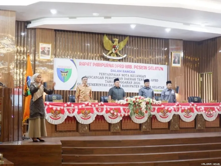 Bupati Hendrajoni menyampaikan Nota Pengantar R-APBD Pessel 2026, dalam Rapat Paripurna, bersama anggota DPRD setempat, di Painan, Kamis (30/10/2025). FOTO: Dok Diskominfo Pessel