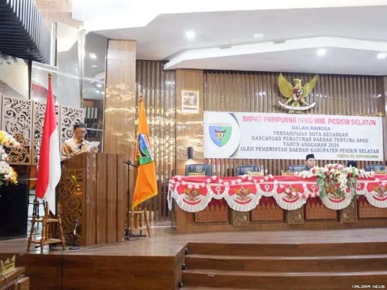 Bupati Hendrajoni menyampaikan Nota Pengantar R-APBD Pessel 2026, dalam Rapat Paripurna, bersama anggota DPRD setempat, di Painan, Kamis (30/10/2025). FOTO: Dok Diskominfo Pessel
