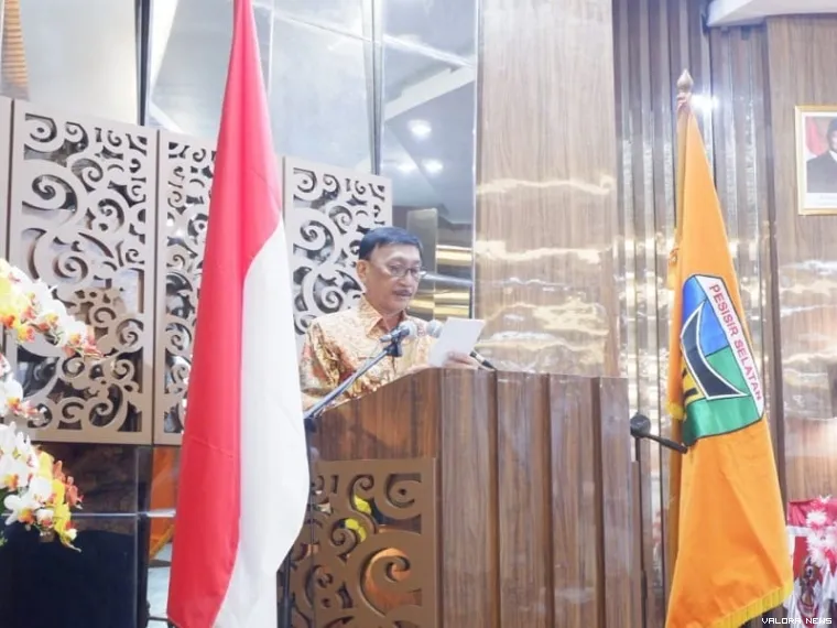 Bupati Hendrajoni menyampaikan Nota Pengantar R-APBD Pessel 2026, dalam Rapat Paripurna, bersama anggota DPRD setempat, di Painan, Kamis (30/10/2025). FOTO: Dok Diskominfo Pessel