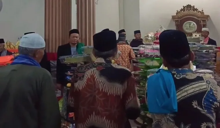 Ilustrasi Badikie Milad Syarafil Anam Asli dan KW