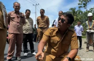 Wagub Sumbar, Vasko Ruseimy meninjau kualitas pengerjaan pengaspalan jalan Maligi, dalam kunjungan kerjanya ke Pasbar, Selasa. (humas)