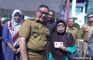 Wako Bukittinggi, Ramlan Nurmatias foto bersama penerima buku tabungan dan Kartu Keluarga Sejahtera (KKS), di halaman Balai Kota Bukittinggi, Senin. (humas)