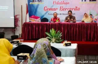 Anggota DPRD Sumbar, Gustami Hidaya pada pembukaan pelatihan bercerita yang digelar Museum Adityawarman Padang, selama tiga hari di Padang, Selasa. Pelatihan ini diikuti 240 peserta dengan tiga gelombang pelaksanaan. (humas)